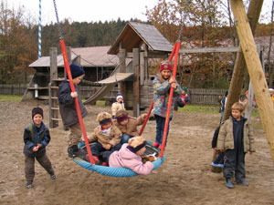 Kinder im Schaukelnest